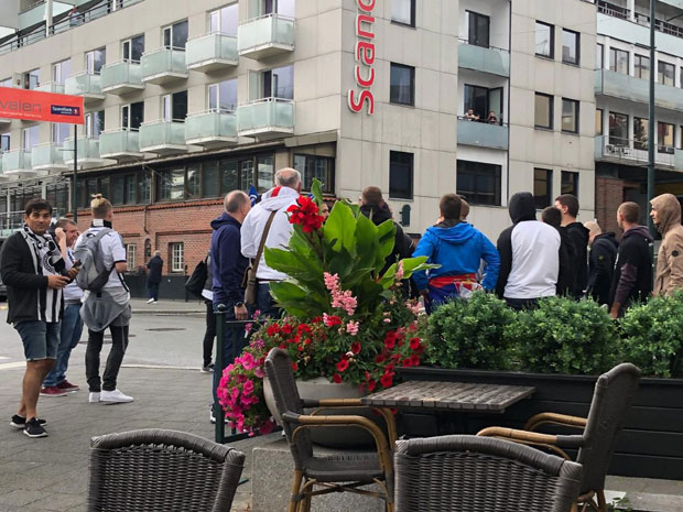 ГРОБАРИ СТИГЛИ У МОЛДЕ: Навијачи Партизана окупирали Норвешку (ВИДЕО)